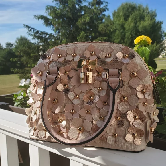 ALDO, new without tags Handbag with 3D flowers - Picture 6 of 8